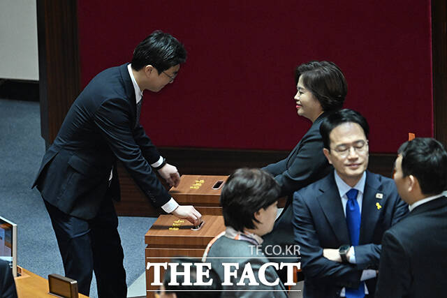 더불어민주당을 탈당한 장경태 무소속 의원이 20일 오후 서울 여의도 국회에서 열린 제433회 국회(임시회) 제433-2차 본회의에 참석해 공소청법안(대안)에 대한 무제한토론 종결동의의 건 표결을 마치고 본회의장을 나서고 있다. /국회=박헌우 기자