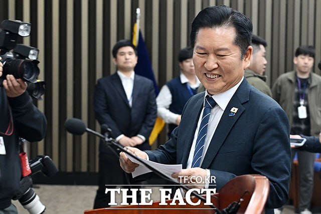 중대범죄수사청·공소청 설치법의 본회의 상정을 앞두고 더불어민주당이 19일 국회에서 의원총회를 열었다. 사진은 의원총회 모두발언을 위해 이동 중인 정청래 대표. /남용희 기자