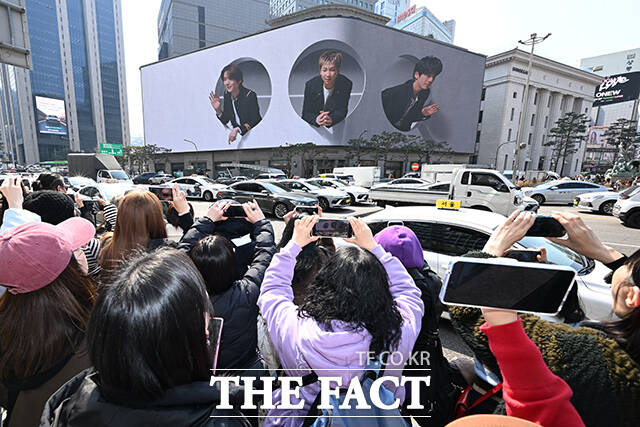 외국인 관광객들이 ‘신세계스퀘어’를 배경으로 기념촬영을 하고 있다. 