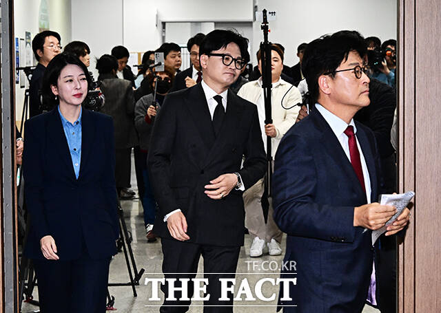 김종혁 전 최고위원 기자회견에 함께 이동하는 한동훈 전 대표와 배현진 의원.