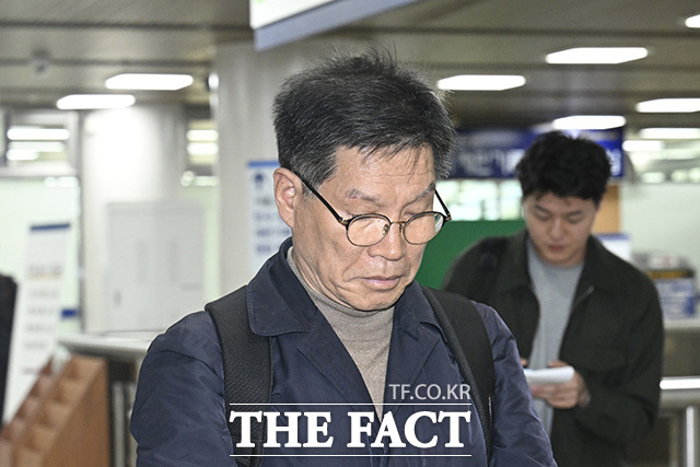 김병헌 대표가 법원 출입구 방향을 가리키고 있다.