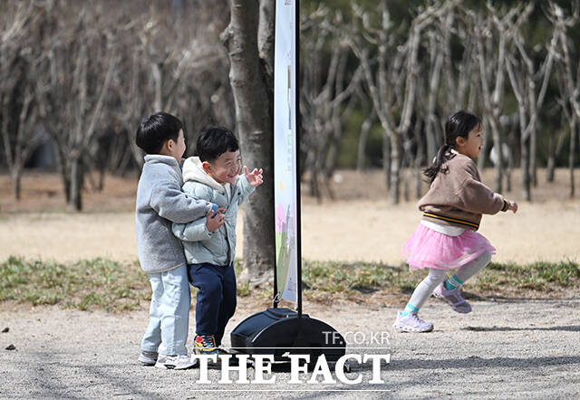 어린 아이가 눈을 가리고 꼭 숨어 있습니다.