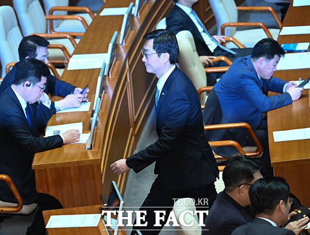 더불어민주당을 탈당한 장경태 무소속 의원이 20일 오후 서울 여의도 국회에서 열린 제433회 국회(임시회) 제433-2차 본회의에 참석해 공소청법안(대안)에 대한 무제한토론 종결동의의 건 표결을 마치고 본회의장을 나서고 있다. /국회=박헌우 기자