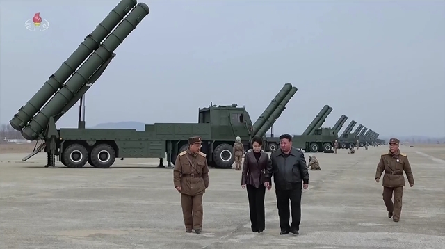 노동신문은 20일 김정은 북한 국무위원장이 보병·기갑부대 공격 훈련을 지켜보고 신형 주력 전차에 대한 만족감을 드러냈다고 보도했다. 신문이 공개한 사진을 보면 김 위원장은 딸 주애와 함께 탱크에 올랐다. 사진은 김 위원장이 지난 14일 주애와 600㎜ 초정밀다연장방사포 화력타격훈련을 참관한 모습. /뉴시스. 조선중앙TV 갈무리