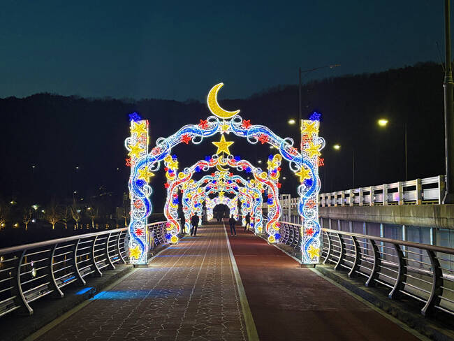 안동시 월영교 인근 영락교 보행 구간에 경관 조명이 설치돼 볼거리를 제공하고 있다. /안동시