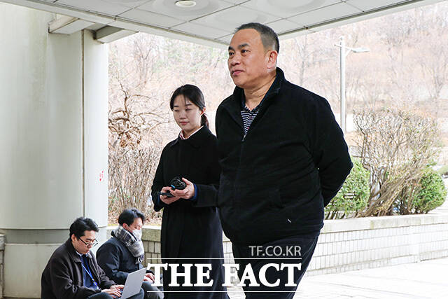 법원 경비원이 명태균 씨와 오세훈 서울시장의 지지자의 언쟁을 말리고 있다.