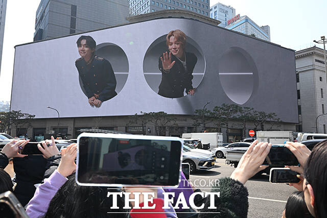 외국인 관광객들이 ‘신세계스퀘어’를 배경으로 기념촬영을 하고 있다. 
