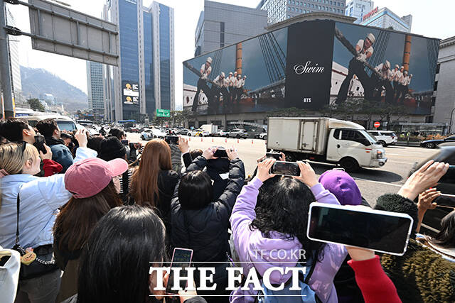 외국인 관광객들이 ‘신세계스퀘어’를 배경으로 기념촬영을 하고 있다. 