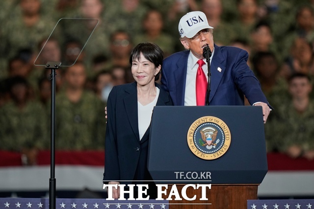 다카이치 사나에 일본 총리(왼쪽)는 19일(현지시간) 정상회담 후 언론들과 만난 자리에서 이란 호르무즈 해협의 항행 안전과 에너지의 안정적 공급을 포함한 중동 지역의 평화와 안정 실현을 위해 미·일이 긴밀한 의사소통을 이어가기로 확인했다고 밝혔다. 사진은 지난해 10월 28일 가나가와현 요코스카에 있는 미 해군 기지에 정박 중인 미 항공모함 USS 조지 워싱턴호에서 다카이치 총리와 도널드 트럼프 대통령 모습. /뉴시스, AP