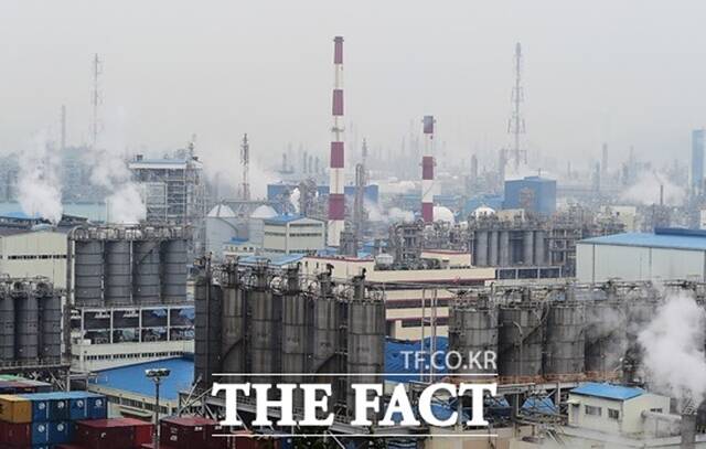 호르무즈 해협 봉쇄로 국내 석유화학 업계의 나프타(납사) 재고가 바닥을 드러내며 에틸렌 등 원료를 생산하는 나프타 분해 시설(NCC)의 셧다운 우려가 커지고 있다. /더팩트 DB