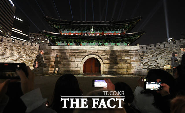 BTS 컴백 미디어 파사드가 그룹 방탄소년단(BTS) 컴백 공연을 하루 앞둔 20일 오후 서울 중구 숭례문에 상영되고 있다. /박상민 기자