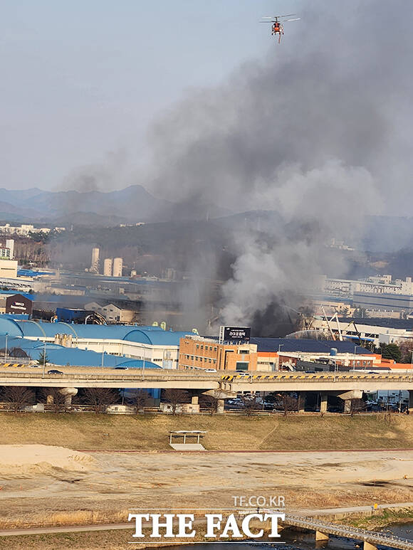 20일 오후 1시17분께 대전광역시 대덕구 문평동의 자동차 부품공장에서 화재가 발생해 소방헬기가 화재 진압을 하고 있다. /독자 제공