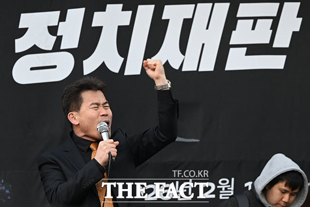 한병도 더불어민주당 원내대표는 20일 한국사 강사 출신 유튜버 전한길 씨가 최근 한 남성이 근거 없이 주장하는 '이재명 대통령 해외 비자금 조성 의혹'을 그대로 방영한 것을 두고 