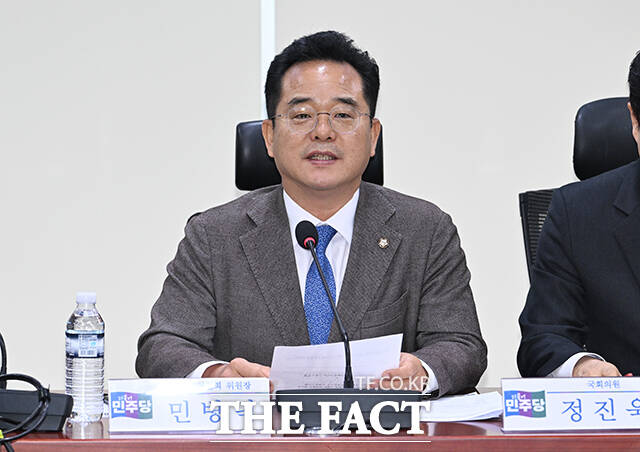 민병덕 더불어민주당 을지로위원장(가운데)이 20일 오전 서울 여의도 국회 의원회관에서 열린 유가 급등에 따른 대책 마련을 위한 정유 업계 간담회에 참석해 모두발언을 하고 있다. /국회=박헌우 기자
