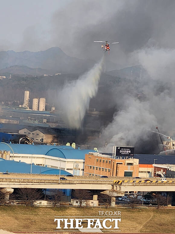 20일 오후 1시17분께 대전광역시 대덕구 문평동의 자동차 부품공장에서 화재가 발생해 소방헬기가 화재 진압을 하고 있다. /독자 제공