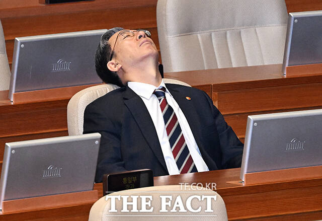 정성호 법무부 장관이 20일 오전 서울 여의도 국회에서 열린 본회의에 참석해 전날부터 이어진 공소청법안(대안)에 대한 무제한 토론(필리버스터)을 들으며 눈을 감고 있다. /국회=배정한 기자