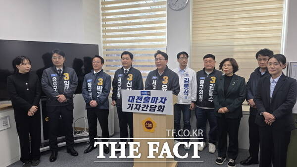 조국혁신당 대전지역 출마 예정자들이 20일 대전시의회 기자실에서 기자회견을 갖고 향후 선거 방향과 포부를 밝히고 있다. /정예준 기자