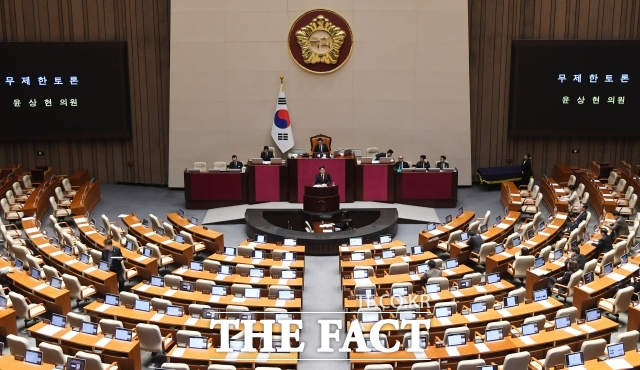 국회 본회의에서 20일 공소청법이 통과되면서 검사의 수사 권한이 대폭 축소될 전망이다. 이에 따라 검사의 보완수사권 존치 여부와 향후 공백기간동안의 혼선을 막기 위한 구체적 보완책 등이 핵심 쟁점으로 떠오르고 있다. /박상민 기자