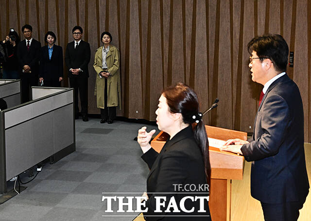 김종혁 전 최고위원 기자회견 지켜보는 한동훈 전 대표와 배현진 의원, 한지아 의원.