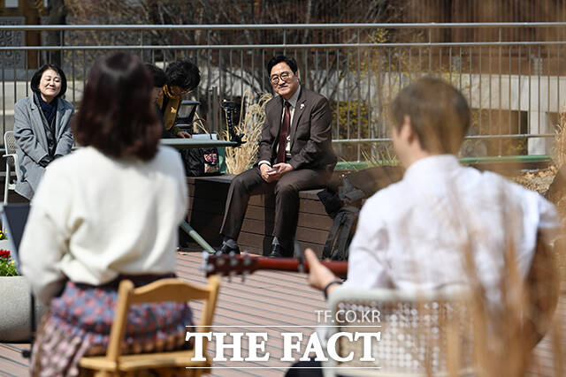 우원식 국회의장이 20일 오후 서울 여의도 국회 강변서재에서 열린 국회 개방 버스킹 콘서트를 관람하고 있다. /국회=박헌우 기자