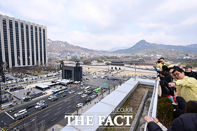 문체부는 21일 서울 광화문광장에서 열리는 방탄소년단 복귀 공연과 관련해 서울 중구·종로구에 공연장 재난 위기경보 '주의' 단계를 발령한다고 밝혔다. 문체부가 공연장 재난을 대상으로 위기 경보를 발령한 것은 이번이 처음이다.