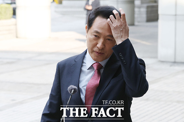 오세훈 시장이 바람에 흩날린 머리를 정리하고 있다.