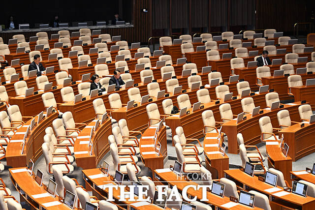 본회의장 지키는 여당의원 3인과 정성호 법무부 장관.