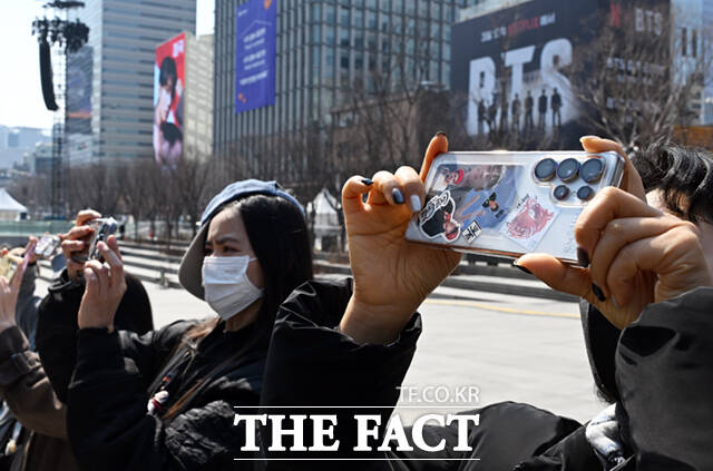 20일 오후 서울 광화문 인근 한 카페에서 아미(BTS 팬덤) 세트를 선보이고 있다.