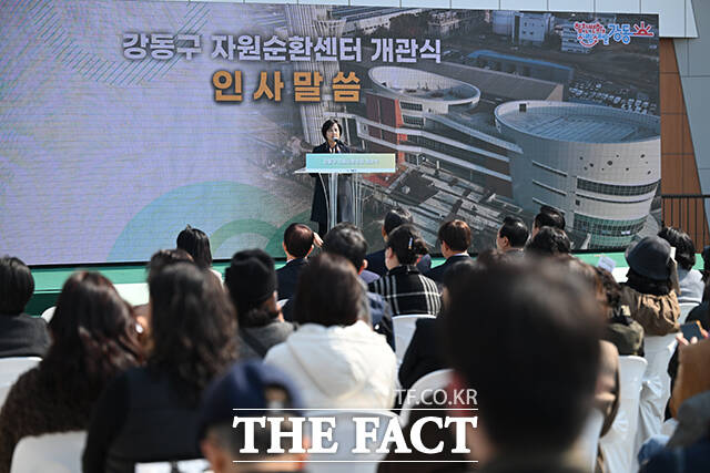 이날 열린 개관식에서 이수희 구청장을 비롯한 강동구의 각 동 대표 주민들이 수도권 생활 폐기물 직매립 시행에 따라 쓰레기 감량 실천을 확산하기 위한 '생활폐기물 다이어트 실천 서약 챌린지'에 참여하며 기념사진을 찍고 있다.