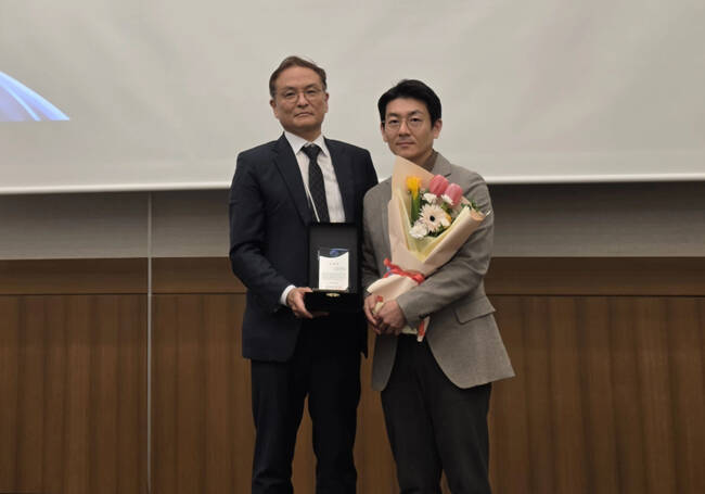 이상득 선임연구원(오른쪽)이 논문상을 수상하고있다. /국립낙동강생물자원관