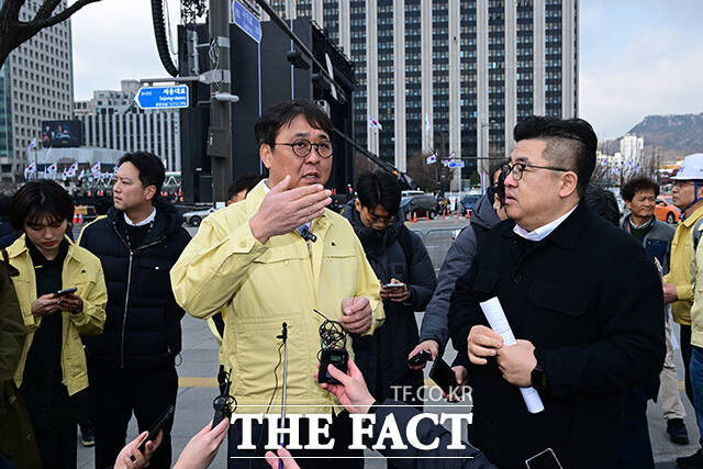 문체부는 21일 서울 광화문광장에서 열리는 방탄소년단 복귀 공연과 관련해 서울 중구·종로구에 공연장 재난 위기경보 '주의' 단계를 발령한다고 밝혔다. 문체부가 공연장 재난을 대상으로 위기 경보를 발령한 것은 이번이 처음이다.