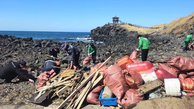 하이트진로는 세계 물의 날(3월 22일)을 맞아 제주 닭머르 해안에서 2026년 1분기 환경정화활동을 진행했다. /하이트진로
