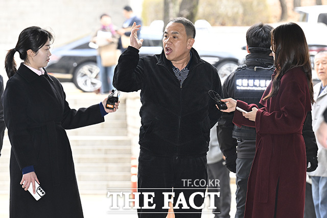 '명태균 여론조사 비용 대납 의혹'의 핵심 인물인 정치 브로커 명태균 씨가 20일 오전 서울 서초구 서울중앙지방법원에서 열린 공판에 증인으로 출석하며 취재진의 질의에 답하고 있다. /송호영 기자