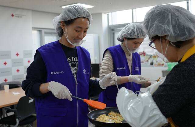 효성그룹 임직원들이 지난 19일 서울 마포구 대한적십자사 마포봉사나눔터에서 취약계층 지원을 위한 '사랑의 밑반찬'을 만들고 있다. /효성그룹