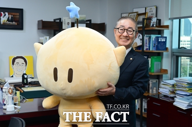 박범계 더불어민주당 의원이 19일 오후 서울 여의도 국회 의원회관에서 더팩트와 인터뷰에 앞서 대전 엑스포의 마스코트 '꿈돌이'를 들고 있다. /국회=남윤호 기자