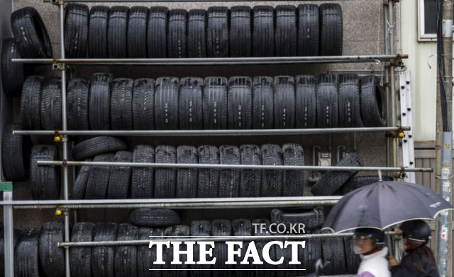 국내 석유화학 업계 나프타 수급난이 지속되는 가운데 지난 18일 서울 시내 한 타이어전문점에 나프타를 원료로 하는 타이어가 놓여있다. /뉴시스