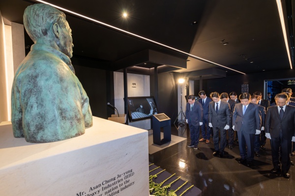 HD현대는 20일 판교에 위치한 HD현대 글로벌R&D센터에서 정기선 회장 등 주요 경영진이 참석한 가운데 정주영 창업자의 25주기 추모식을 진행했다. (맨앞줄 왼쪽부터 HD현대 조석 부회장, 정기선 회장, 권오갑 명예회장, 조영철 부회장) /HD현대