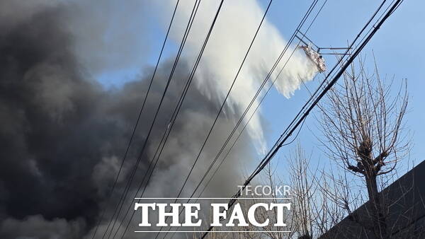 20일 대전시 대덕구 문평동의 한 자동차 부품공장에서 화재가 발생한 가운데 소방당국이 헬기를 이용해 화재진압 작전을 벌이고 있다. /정예준 기자