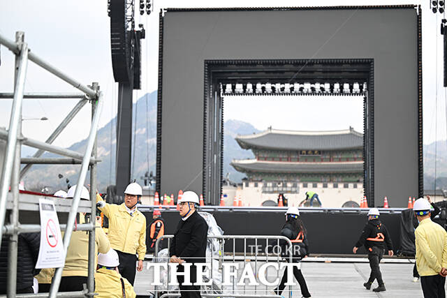 문체부는 21일 서울 광화문광장에서 열리는 방탄소년단 복귀 공연과 관련해 서울 중구·종로구에 공연장 재난 위기경보 '주의' 단계를 발령한다고 밝혔다. 문체부가 공연장 재난을 대상으로 위기 경보를 발령한 것은 이번이 처음이다.
