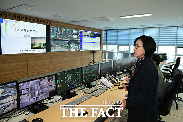 이날 열린 개관식에서 이수희 구청장을 비롯한 강동구의 각 동 대표 주민들이 수도권 생활 폐기물 직매립 시행에 따라 쓰레기 감량 실천을 확산하기 위한 '생활폐기물 다이어트 실천 서약 챌린지'에 참여하며 기념사진을 찍고 있다.