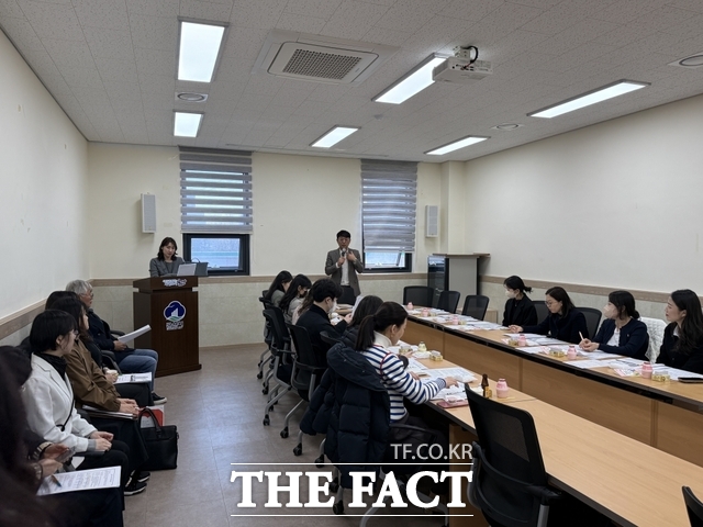 군산시 의료·요양 통합돌봄 본사업 관련 읍·면·동 담당공무원 권역별 순회 교육 모습. /군산시