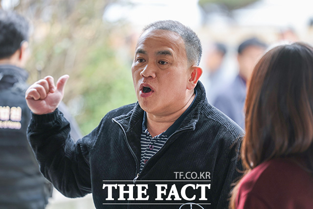 법원 경비원이 명태균 씨와 오세훈 서울시장의 지지자의 언쟁을 말리고 있다.