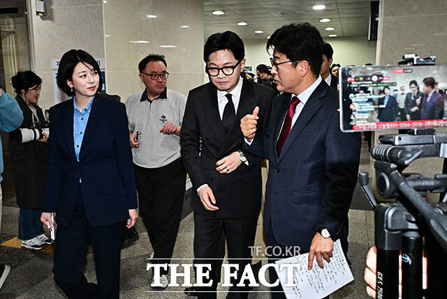 기자회견 마치고 이동하는 한동훈 전 대표와 배현진 의원, 김종혁 전 최고위원.