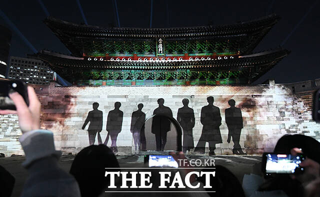 BTS 컴백 미디어 파사드가 그룹 방탄소년단(BTS) 컴백 공연을 하루 앞둔 20일 오후 서울 중구 숭례문에 상영되고 있다. /박상민 기자