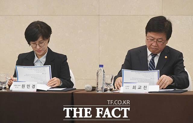 원민경 성평등가족부 장관(왼쪽)과 최교진 교육부 장관이 청소년 심리부검 관련 자료를 살펴보고 있다.