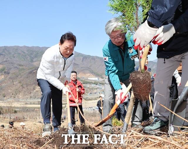 박완수 경남도지사가 20일 봄철 나무심기 행사가 열린 산청군 시천면 산불피해지에서 편백나무를 심고 있다. /경남도