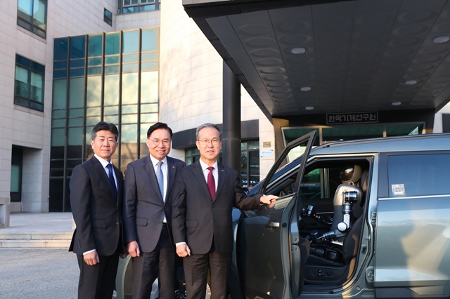 19일 대전 한국기계연구원에서 열린 AI 휴머노이드 기술 개발 MOU 체결식에서 (왼쪽부터) 황기영 KG모빌리티 대표이사, 류석현 한국기계연구원 원장, 방승찬 한국전자통신연구원 원장이 기념촬영을 하고 있다. /KG모빌리티