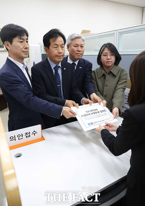 개혁진보4당이 20일 오후 서울 여의도 국회 의안과에서 대한민국 국군의 미국-이란 전쟁 및 호르무즈 해협 군사 파병 반대 결의안을 제출하고 있다. 왼쪽부터 한창민 사회민주당 원내대표와 윤종오 진보당 원내대표, 서왕진 조국혁신당 원내대표, 용혜인 기본소득당 원내대표. /국회=배정한 기자