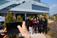  강동구민들과 기념사진 남기는 이수희 구청장 [포토]