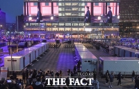  발걸음 멈추고 'BTS 경복궁 스페셜 필름' 바라보는 시민들 [포토]